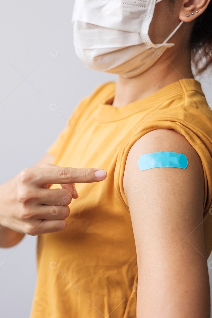 mulher mostrando curativo após receber a vacina covid 19. Vacinação