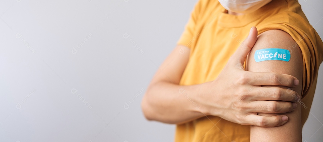 mulher mostrando curativo após receber a vacina covid 19. Vacinação