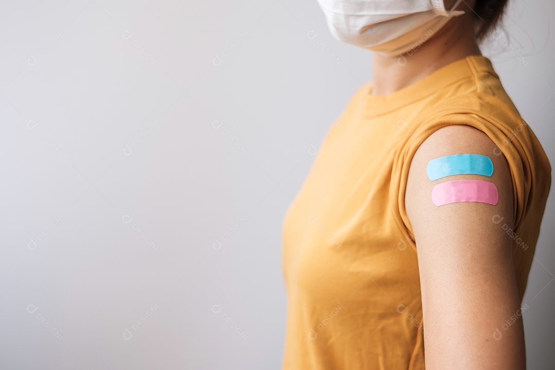 mulher mostrando curativo após receber a vacina covid 19. Vacinação