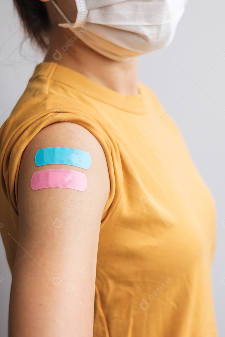 mulher mostrando curativo após receber a vacina covid 19. Vacinação