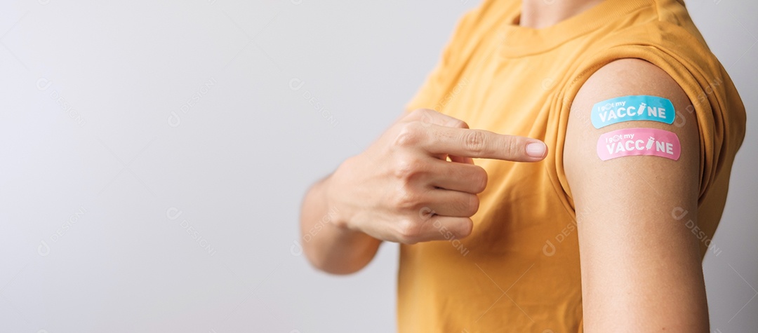 mulher mostrando curativo após receber a vacina covid 19. Vacinação