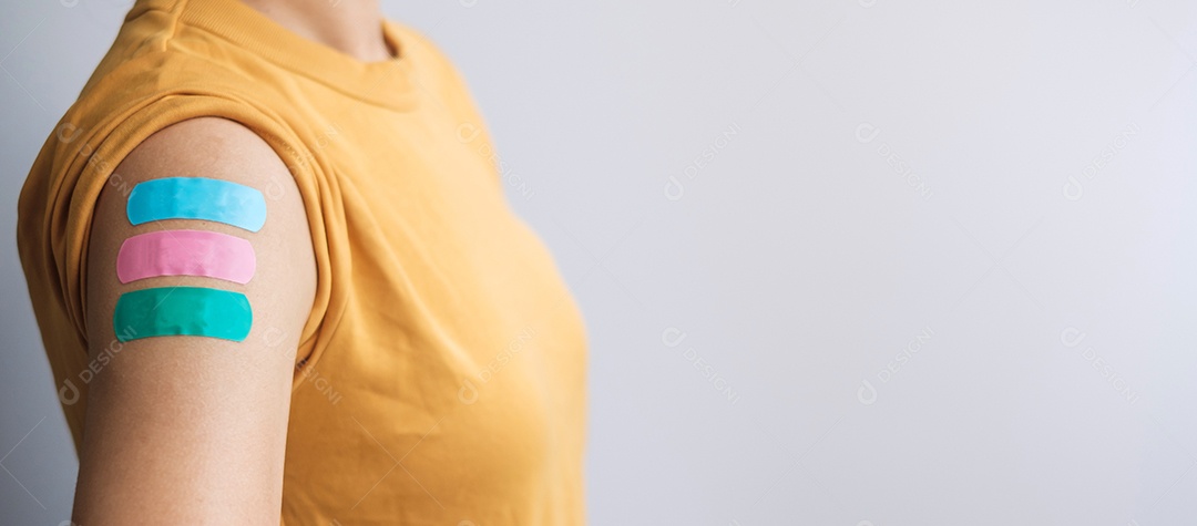 mulher mostrando curativo após receber a vacina covid 19. Vacinação