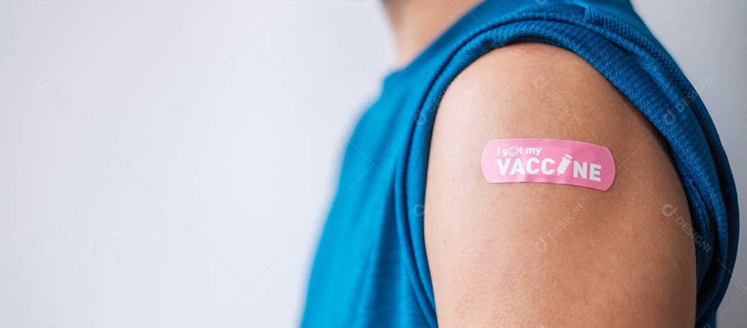 homem mostrando curativo após receber a vacina covid 19. Vacinação