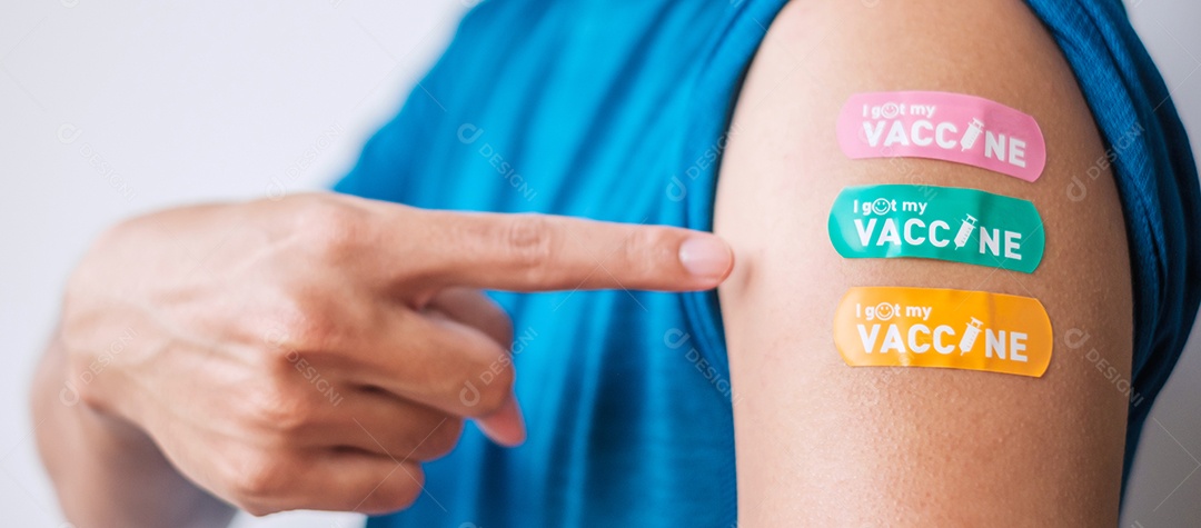 mulher mostrando curativo após receber a vacina covid 19. Vacinar