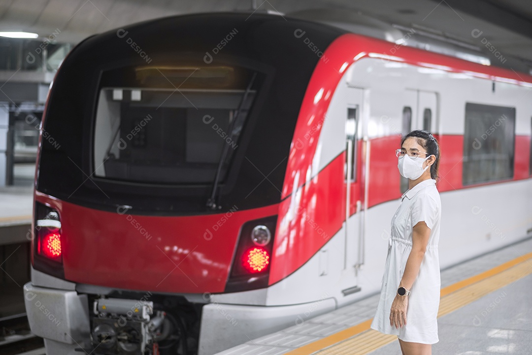 mulher usando máscara protetora de prevenção de coronavírus