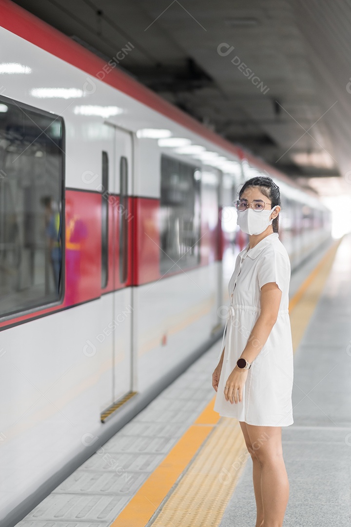 mulher usando máscara protetora de prevenção de coronavírus