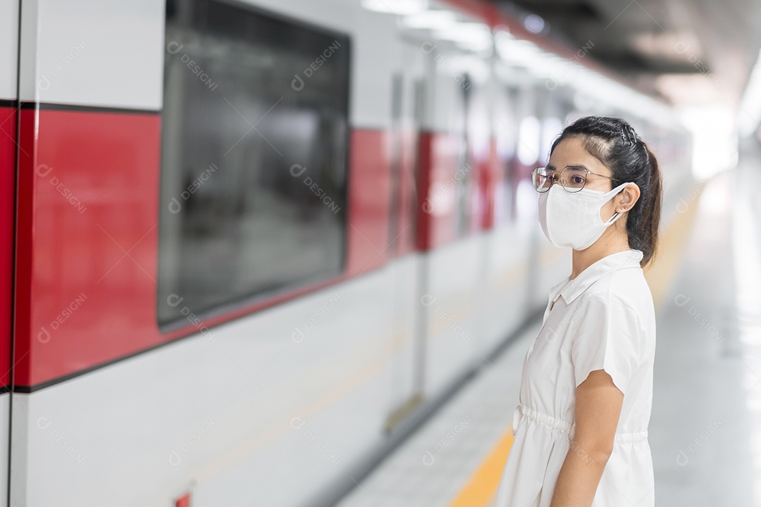 mulher usando máscara protetora de prevenção de coronavírus