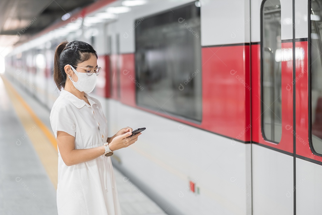 mulher usando máscara protetora de prevenção de coronavírus