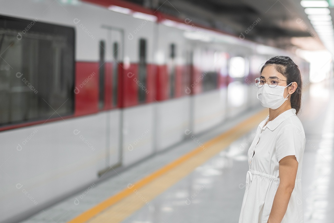 mulher usando inflexão de coronavírus de prevenção de máscara facial protetora durante a espera do trem