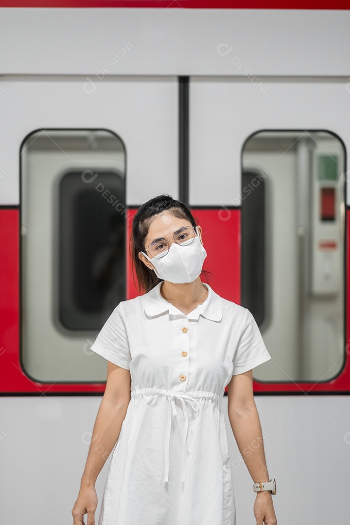 mulher usando máscara protetora de prevenção de coronavírus