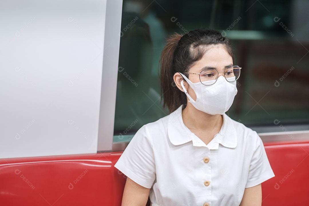 mulher usando máscara protetora de prevenção de coronavírus