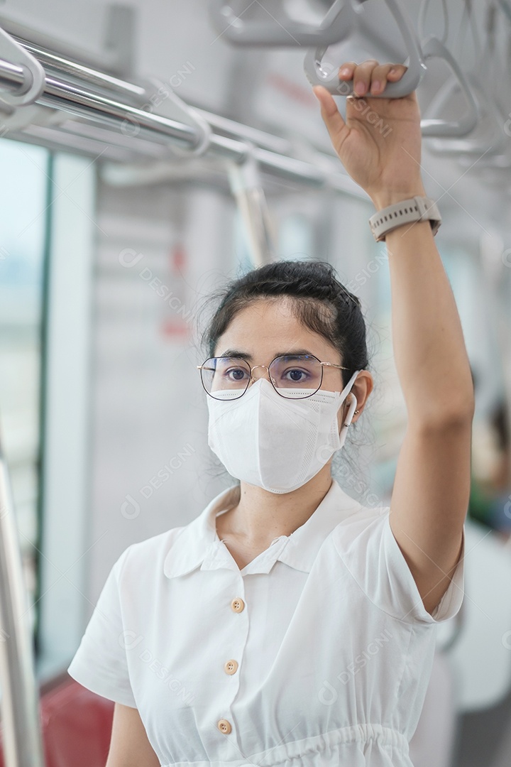 mulher usando máscara protetora de prevenção de coronavírus