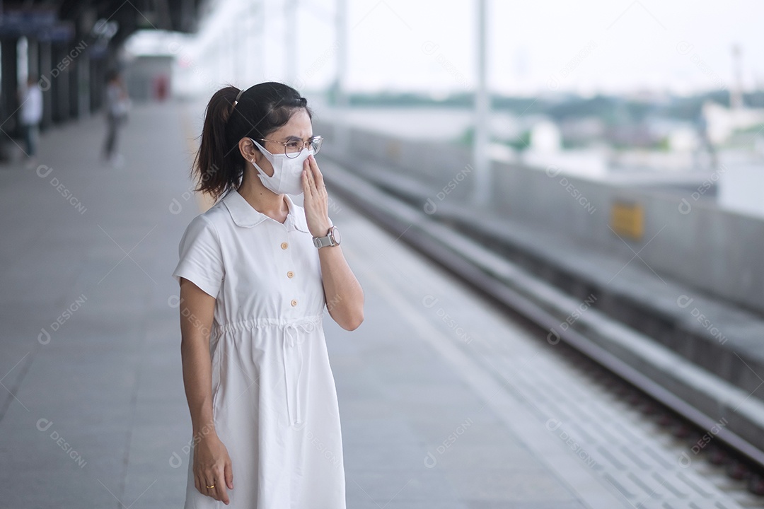 mulher usando máscara protetora de prevenção de coronavírus
