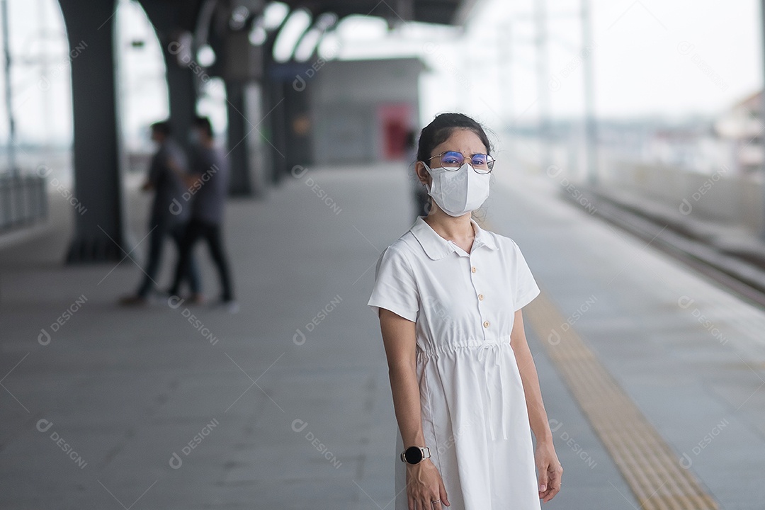 mulher usando máscara protetora de prevenção de coronavírus