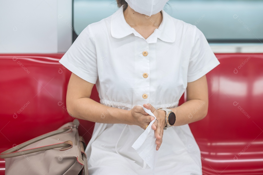 mulher usando máscara protetora de prevenção de coronavírus