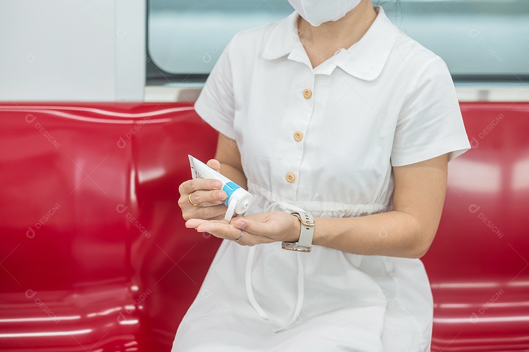 mão limpa de mulher por desinfetante de gel de álcool gel