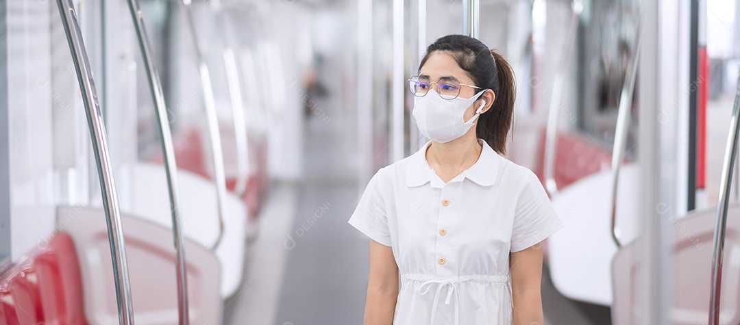 mulher usando máscara facial médica e ouvindo música por fones de ouvido