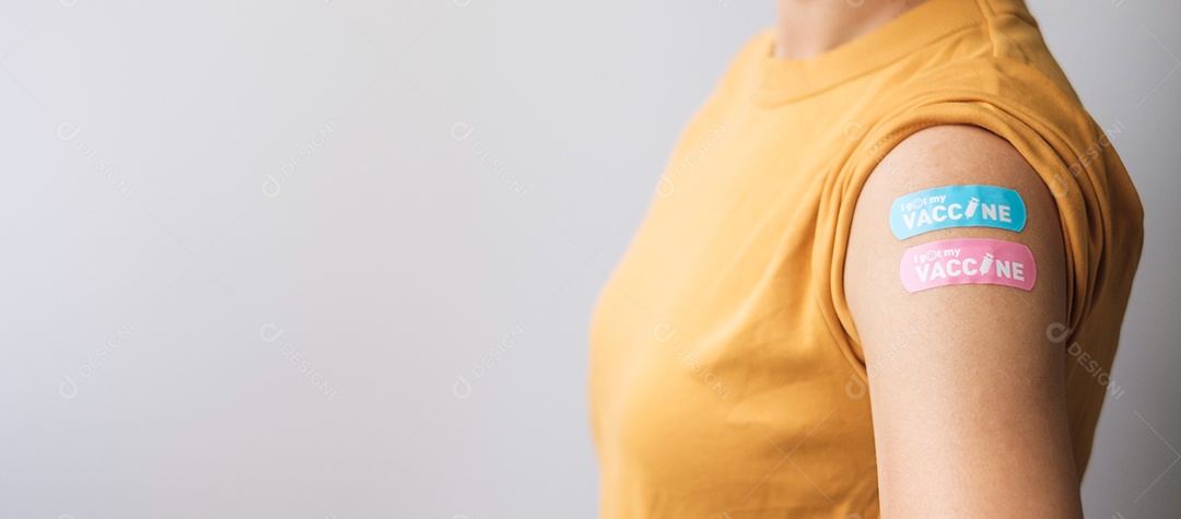 mulher mostrando curativo após receber a vacina covid 19. Vacinação