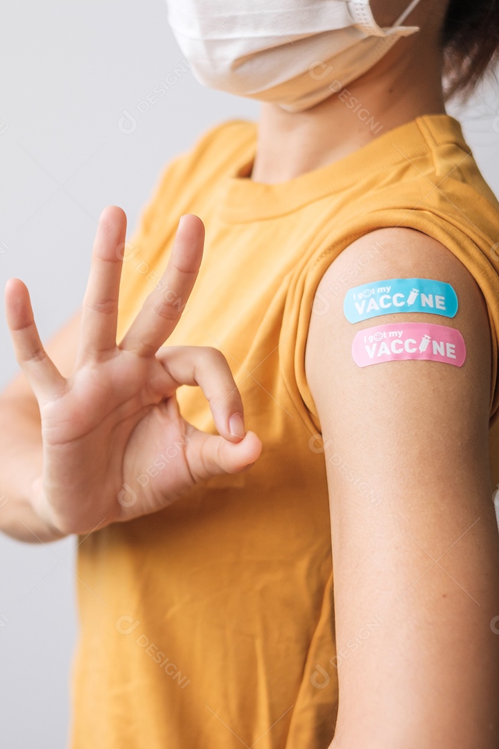mulher mostrando curativo após receber a vacina covid 19. Vacinação
