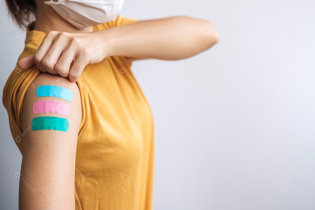 mulher mostrando curativo após receber a vacina covid 19. Vacinação