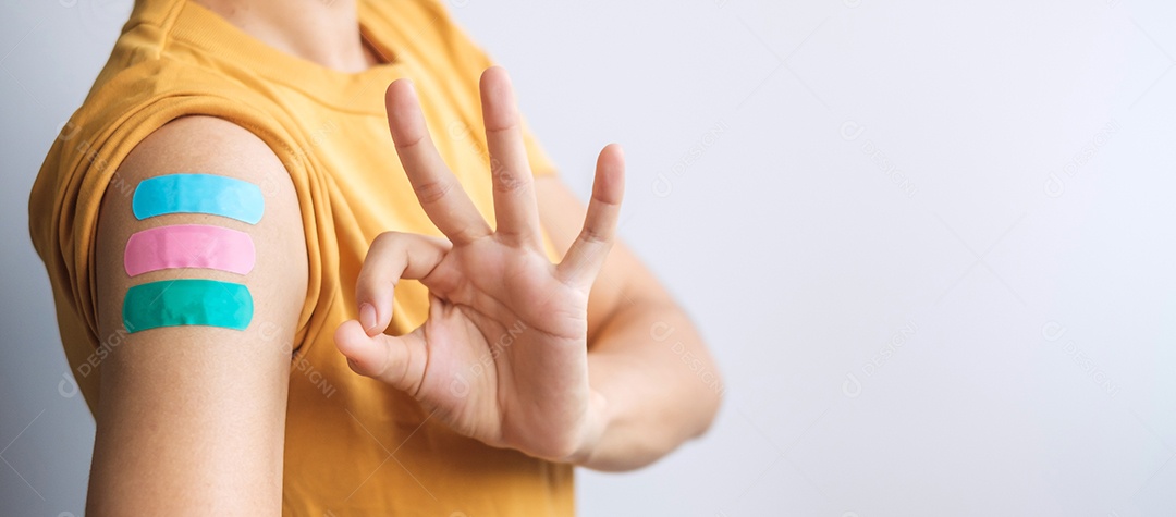 mulher mostrando curativo após receber a vacina covid 19. Vacinação