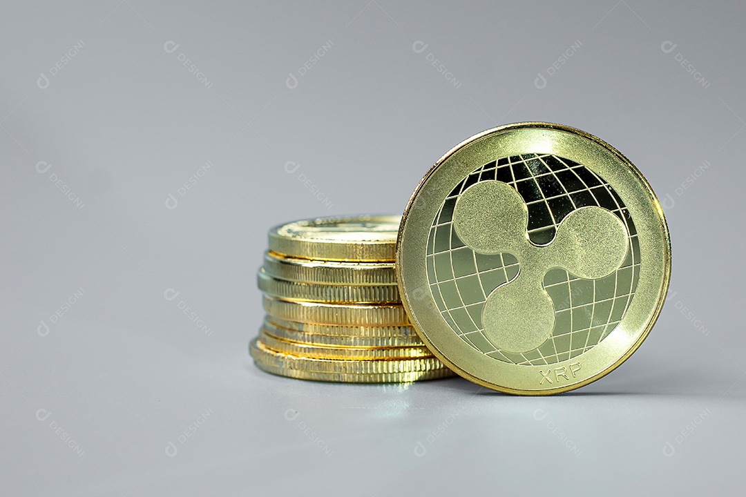 pilha de moedas de criptomoeda golden Ripple (XRP), Crypto is Digital