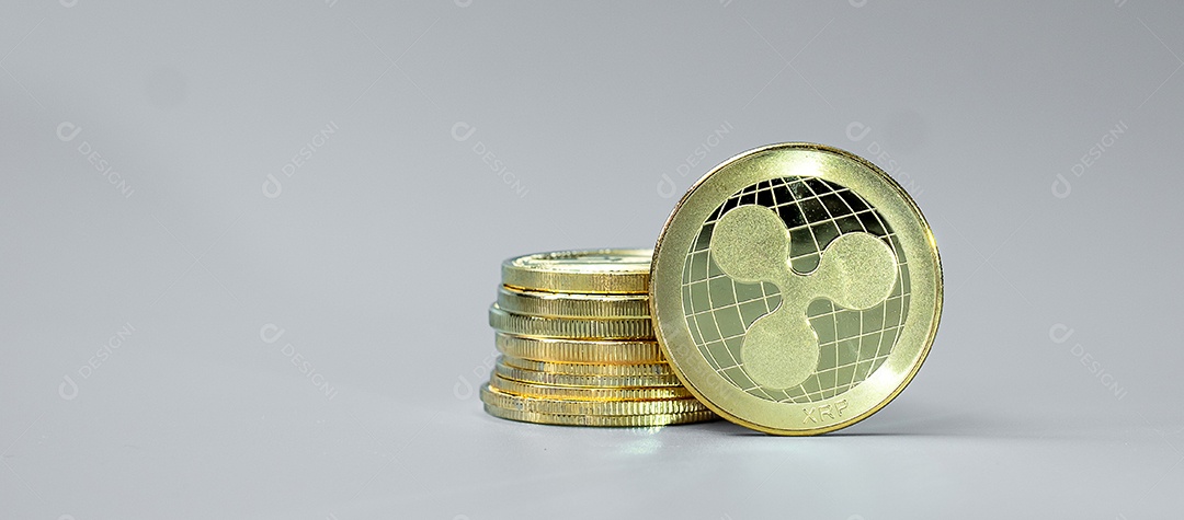 pilha de moedas de criptomoeda golden Ripple (XRP), Crypto is Digital