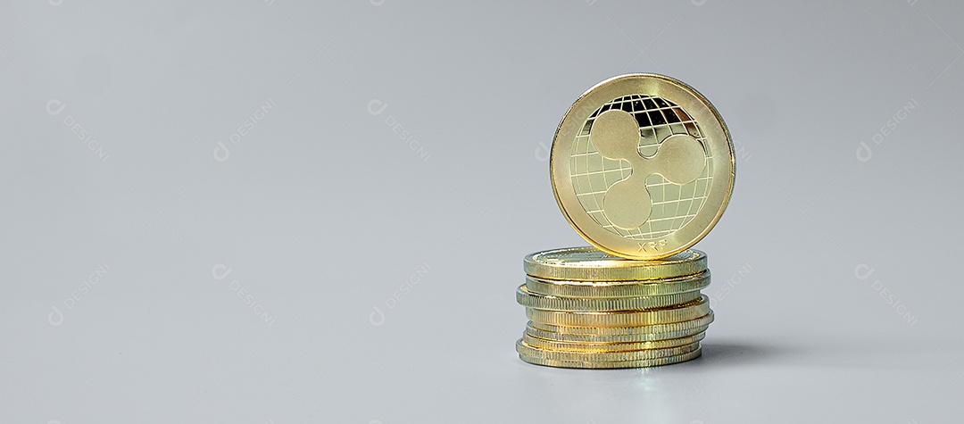 pilha de moedas de criptomoeda golden Ripple (XRP), Crypto is Digital