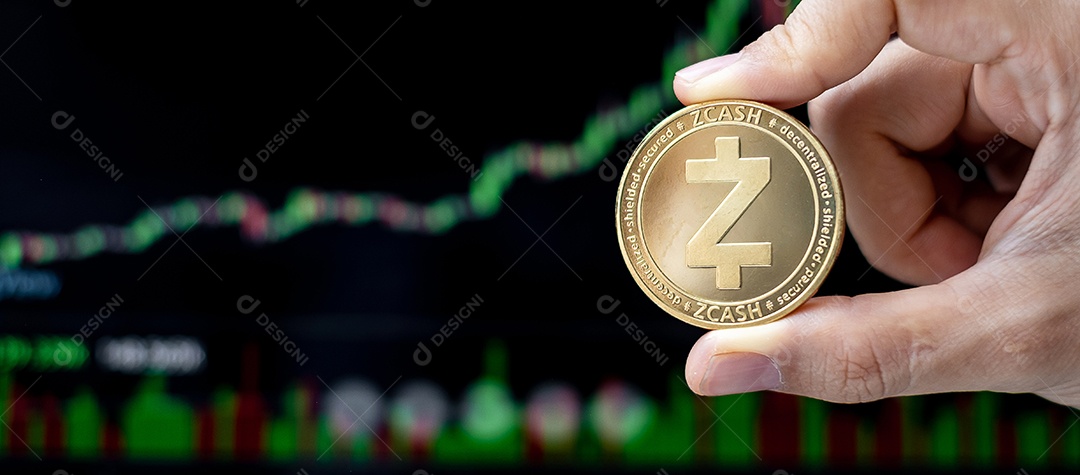 Moeda de criptomoeda Golden Zcash (ZEC) com background de gráfico de vela