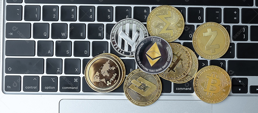 Cryptocurrency dourado e prateado no laptop do teclado, Bitcoin