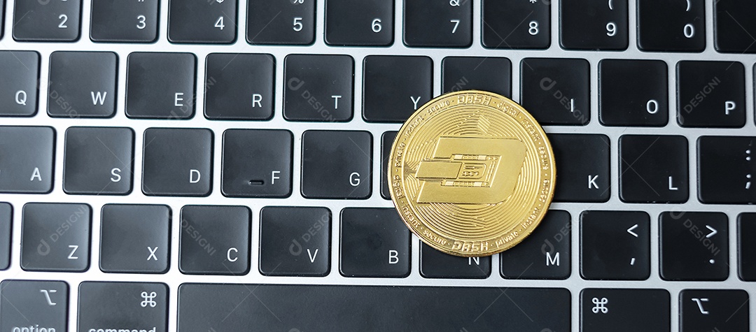 criptomoeda dourada no teclado portátil, moeda Dash. A criptografia