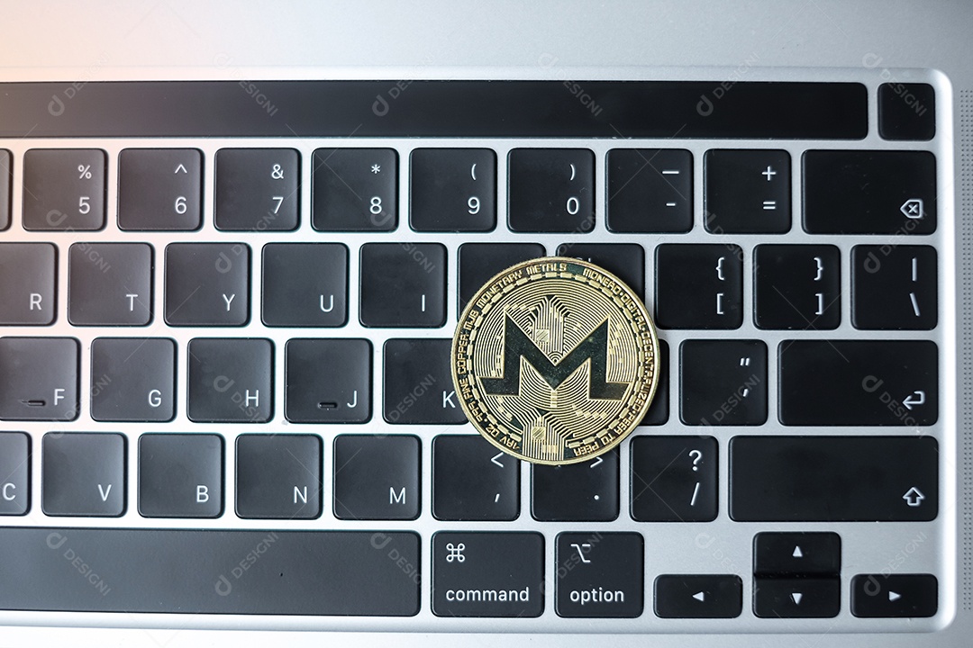 criptomoeda dourada no teclado portátil, moeda Monero. A criptografia