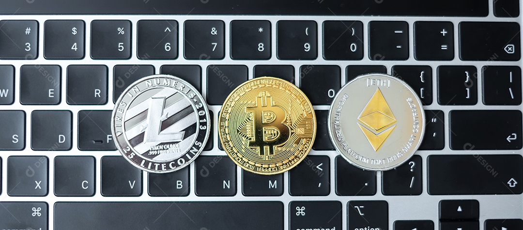 Cryptocurrency dourado e prateado no laptop do teclado, Bitcoin