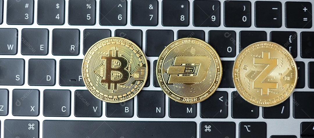 criptomoeda dourada no teclado portátil, Bitcoin, traço, Zcach