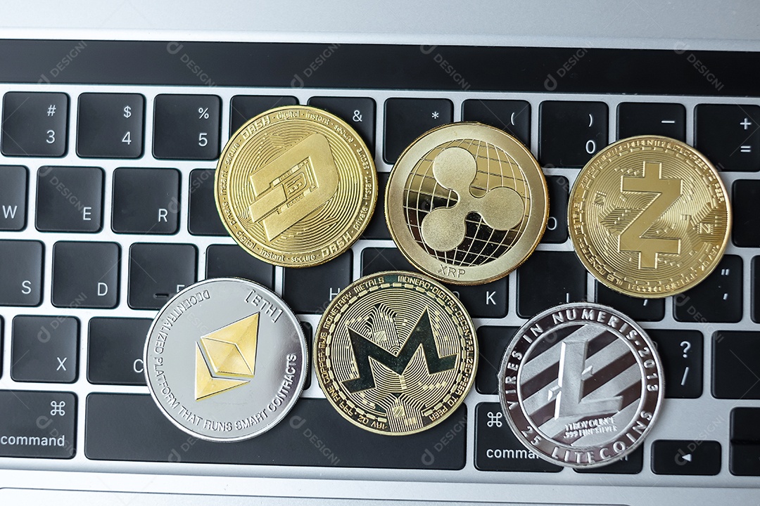 Cryptocurrency dourado e prateado no laptop do teclado, Bitcoin
