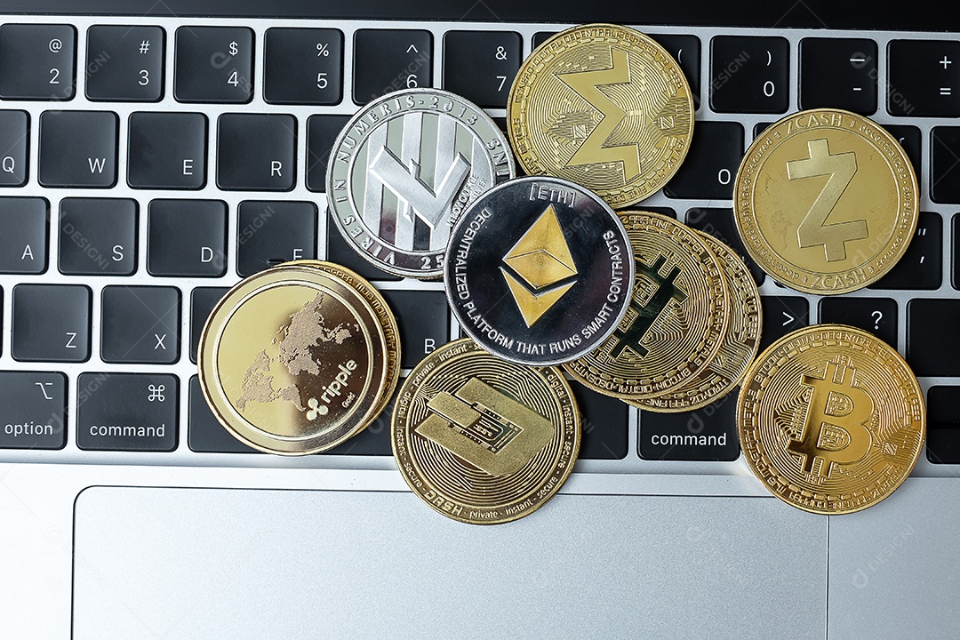 Cryptocurrency dourado e prateado no laptop do teclado, Bitcoin