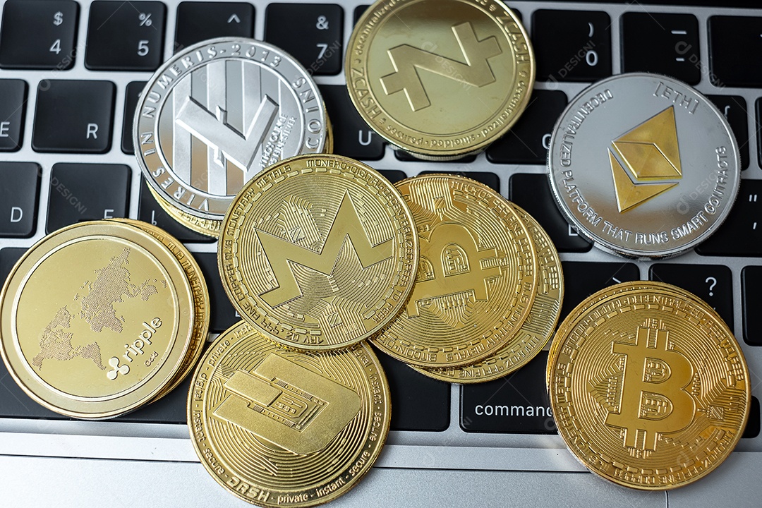 Cryptocurrency dourado e prateado no laptop do teclado, Bitcoin