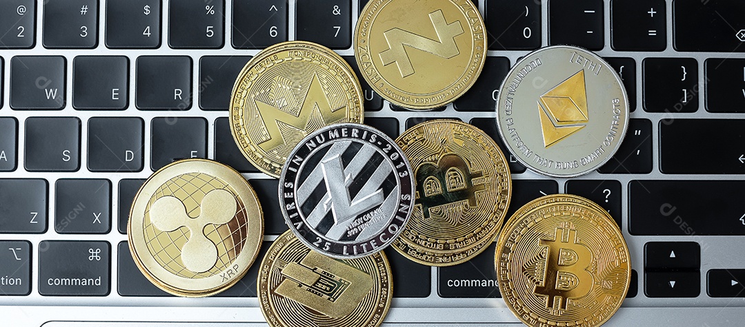 Cryptocurrency dourado e prateado no laptop do teclado, Bitcoin