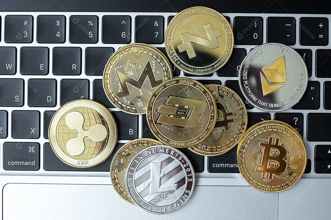Cryptocurrency dourado e prateado no laptop do teclado, Bitcoin