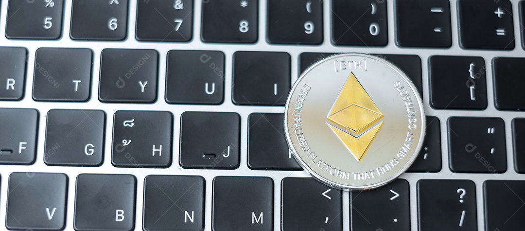 Criptomoeda de prata no laptop do teclado, moeda Ethereum. Criptografia