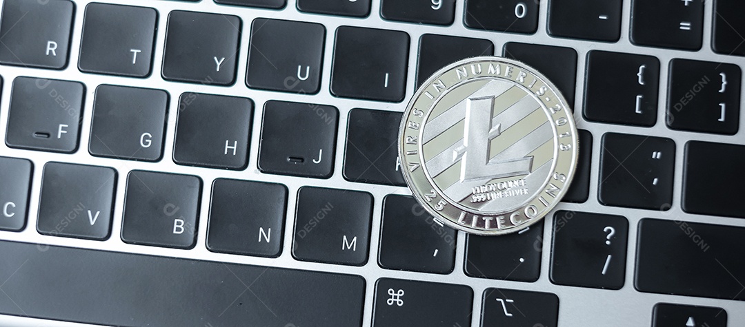 Criptomoeda de prata no teclado do laptop, moeda Litecoin. Criptografia