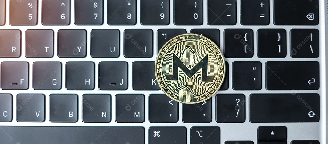 criptomoeda dourada no teclado portátil, moeda Monero. A criptografia