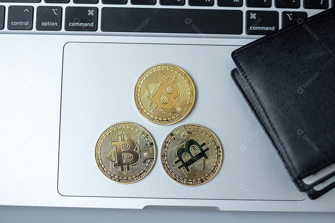 criptomoeda dourada e carteira no teclado portátil, Bitcoin coin