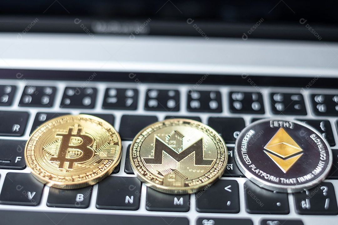 Cryptocurrency dourado e prateado no laptop do teclado, Bitcoin