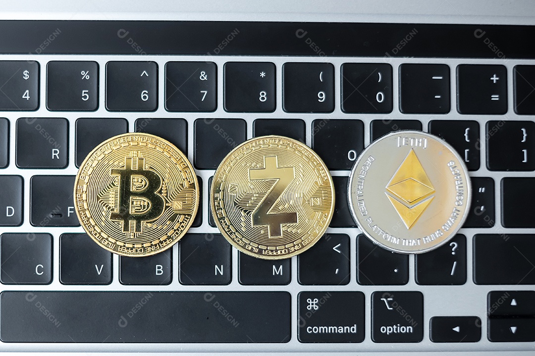 Cryptocurrency dourado e prateado no laptop do teclado, Bitcoin