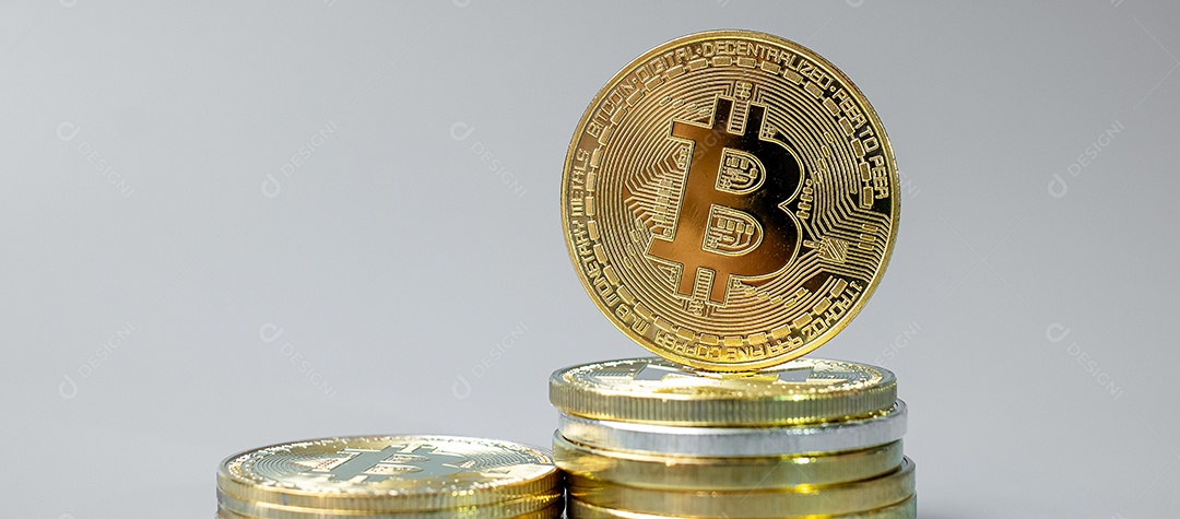 Pilha de moedas de criptomoeda Bitcoin dourada, é Digital.