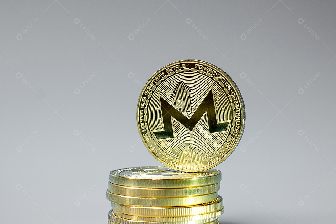 Pilha de moedas de criptomoeda dourada (XMR), é dinheiro digital dentro da rede, é trocada usando tecnologia e troca de internet online. Conceito financeiro.