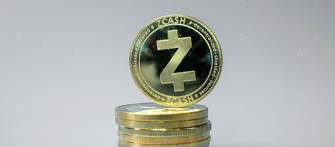 Pilha de moedas de criptomoeda dourada (ZEC), é dinheiro digital dentro da rede, é trocada usando tecnologia e troca online na Internet. Conceito financeiro.