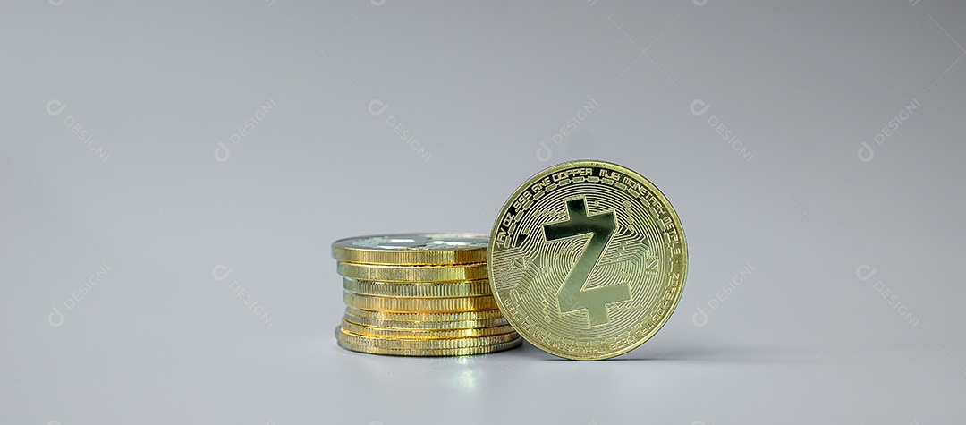 Pilha de moedas de criptomoeda dourada (ZEC), é dinheiro digital dentro da rede, é trocada usando tecnologia e troca online na Internet. Conceito financeiro.