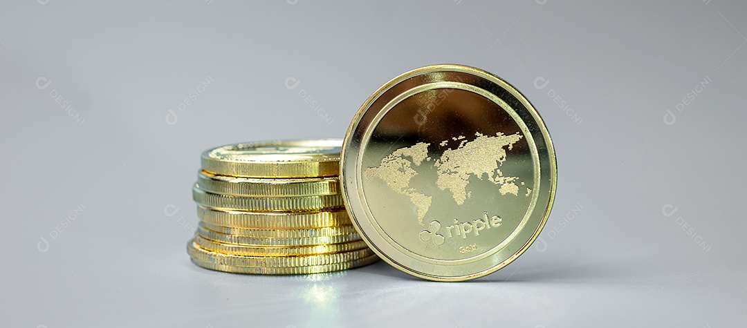 Pilha de moedas de criptomoeda dourada (XRP), é dinheiro digital dentro da rede, é trocada usando tecnologia e troca online na Internet. Conceito financeiro.